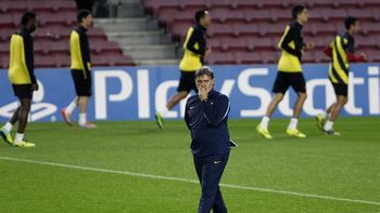 gerardo martino, defendido por una estrella de su equipo gerardo martino, defendido por una estrella de su equipo