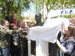en el dia de la lealtad, inauguraron un busto de peron en parque centenario en el dia de la lealtad, inauguraron un busto de peron en parque centenario