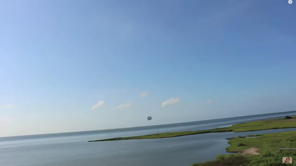 Está loco: se enojó con su hijo porque está todo el día jugando y le tiró la consola al lago