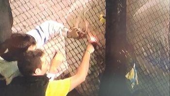 #superpapelon nuevas imagenes muestran a otro hincha con una bengala #superpapelon nuevas imagenes muestran a otro hincha con una bengala