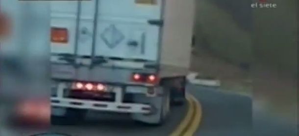 VIDEO: La increíble e imprudente maniobra de un camión en la precordillera