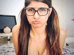 Mia Khalifa explota las redes arrodillada en microbikini sobre una tabla de surf