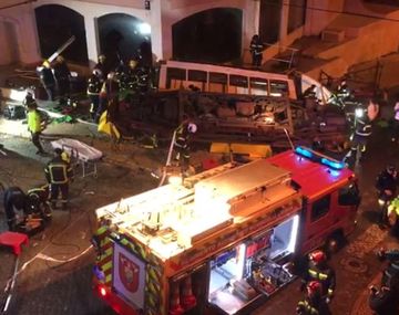 Al menos 28 personas resultaron heridas: 10 quedaron atrapadas adentro del coche