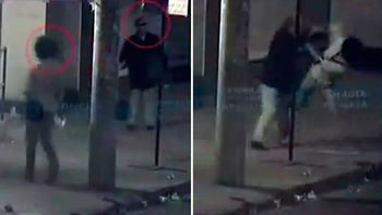 video: un joven fuera de si golpeo a un anciano ciego y hasta le tiro el baston video: un joven fuera de si golpeo a un anciano ciego y hasta le tiro el baston