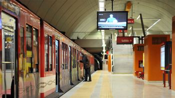 una formacion de la linea b se descalzo en la estacion rosas una formacion de la linea b se descalzo en la estacion rosas
