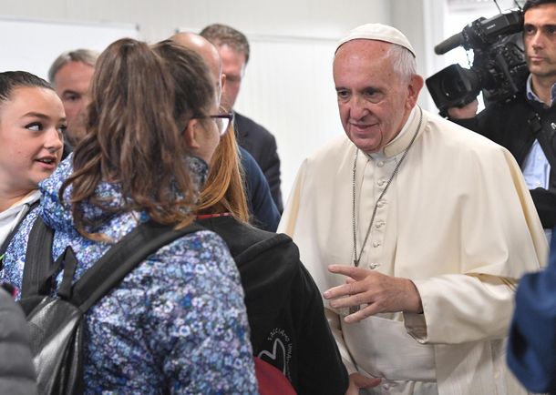 El papa Francisco saluda a unos estudiantes durante su visita a los supervivientes por el terremoto en Amatrice