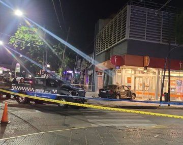 Un auto cruzó en rojo