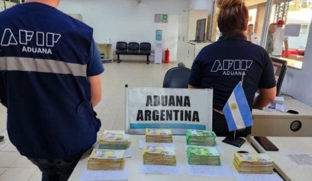 Maletero llevaba casi 350 mil euros escondidos entre sus ropas