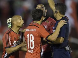 La expulsión de Carlos Sánchez en 2015 que puso a Independiente 3 a 0 ante el Santos