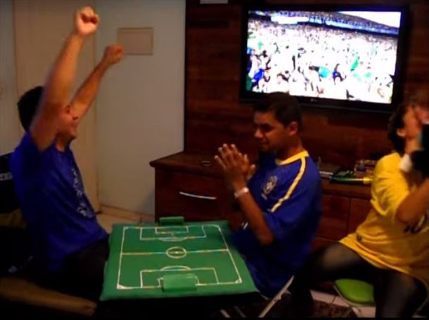 Mirá como un hombre le relata los partidos del Mundial a su amigo ciego y sordo