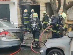 ardio una casa, el fuego alcanzo a dos autos estacionados y dos mujeres resultaron heridas ardio una casa, el fuego alcanzo a dos autos estacionados y dos mujeres resultaron heridas