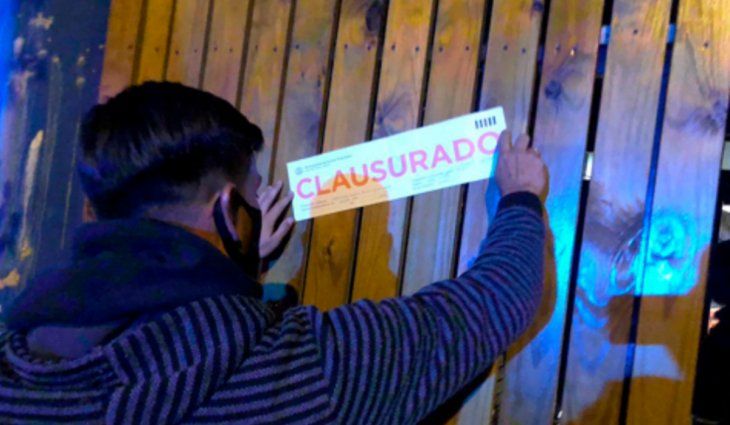 Millonaria multa un bar de Mar del Plata por no cumplir protocolos