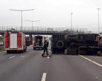 Corte en la Panamericana por choque y vuelco: hay demoras