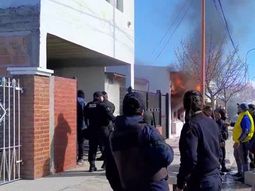 Vecinos de Río Negro quemaron la casa de un docente denunciado por abuso sexual