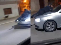 Un borracho llevó 20 cuadras a un policía sobre el capot