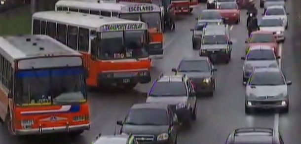 Caos en la Riccheri por una protesta con micros escolares