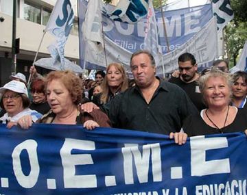 Docentes privados reciben 38% de aumento