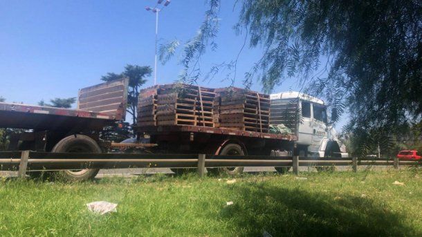 Accidente en Liniers: una mujer murió tras recibir el impacto de una goma de camión