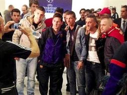 Messi, rodeado por fanáticos y fotografiado por Franck Ribéry. Messi, rodeado por fanáticos y fotografiado por Franck Ribéry.