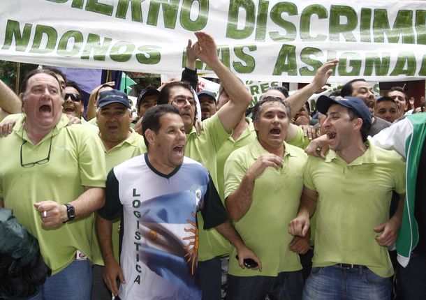 Piquete de Camioneros bloquea plantas de Siderar
