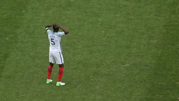 La decepción de Fikayo Tomori tras su error ante Guinea La decepción de Fikayo Tomori tras su error ante Guinea