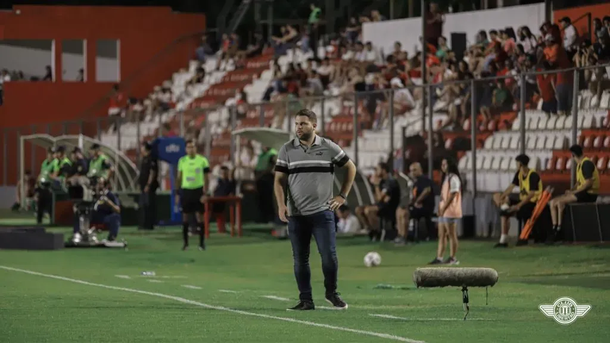 Quién es Ariel Galeano, el DT de 27 años que buscar dar el golpe con