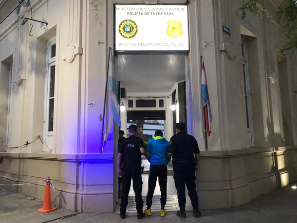 El detenido fue entregado a la Policía Federal en el puente General José Gervasio Artigas.
