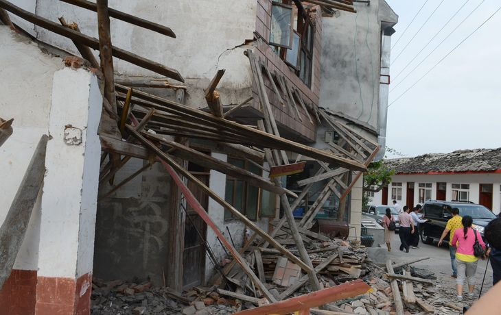 Ascienden a 180 los muertos por el terremoto en China