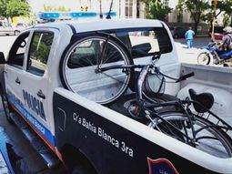 un detenido se escapo en bicicleta y la policia lo persiguio en la moto de un cadete un detenido se escapo en bicicleta y la policia lo persiguio en la moto de un cadete