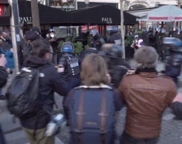 Antivacunas se enfrentaron con la Policía en París