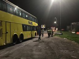 El chofer de un micro sin habilitación se atrincheró en la cabina: Córranse o los piso
