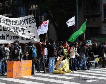 Protesta de estudiantes por la validez de sus títulos terciarios