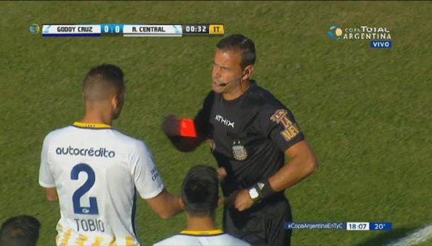 A Tobio lo echaron a los 9 segundos durante Central vs Godoy Cruz