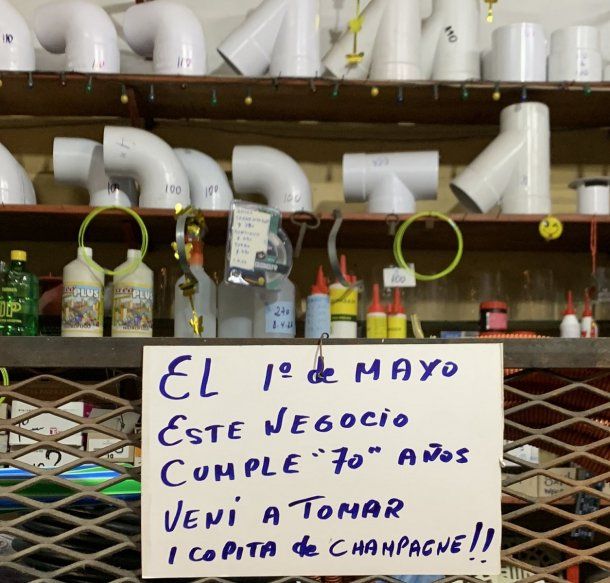 La historia viral de la abuela que festejó los 70 años de su ferretería en Lanús