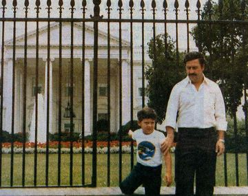 Pablo Emilio Escobar Gaviria posó con su hijo frente a la Casa Blanca