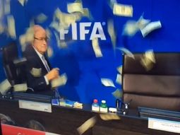 insolito: joseph blatter fue humillado en plena conferencia insolito: joseph blatter fue humillado en plena conferencia