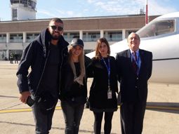 Piqué, con nuevo look, y Shakira con gorra sobre la pista