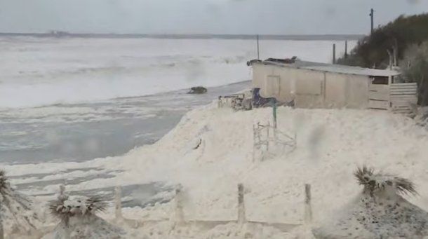 Quequén quedó invadida por espuma marina en medio del ciclón extratropical