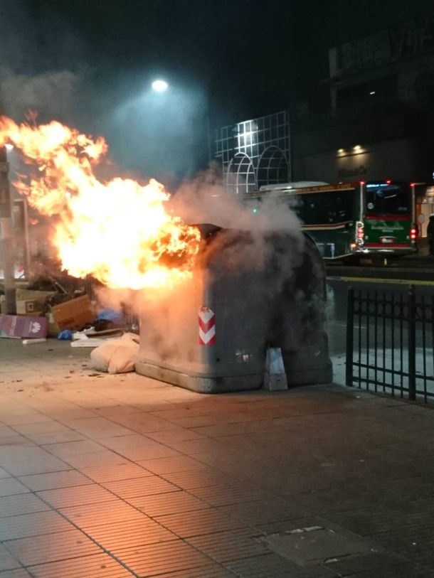 Se incendió un tacho de basura en Cabildo y Juramento