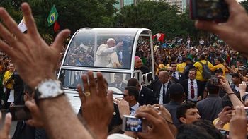 la recorrida de francisco en el papamovil la recorrida de francisco en el papamovil