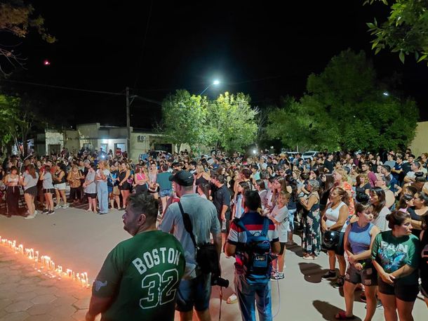 La comunidad con velas despidió a Ian. Foto Rosario 3. La comunidad con velas despidió a Ian. Foto Rosario 3.