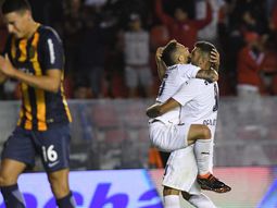 Emanuel Gigliotti celebra el gol del empate del Rojo de Avellaneda