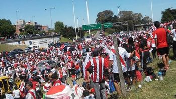 transito colapsado en la autopista ricchieri por la caravana de river transito colapsado en la autopista ricchieri por la caravana de river