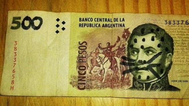 El hombre quiso hacer pasar su billete por uno de 500 pesos