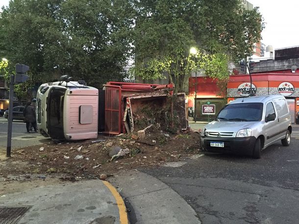 El camión volcó en Juan B. Justo y Trelles
