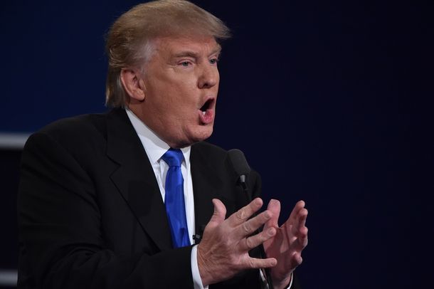 Sacaron a&nbsp;Trump del escenario por un problema con un asistente