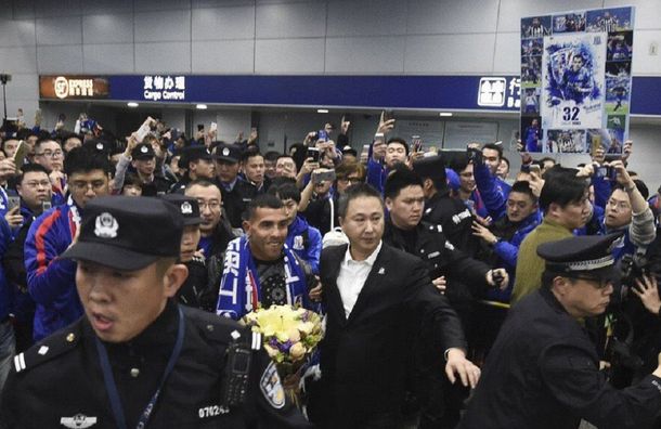 La llegada de Tevez al aeropuerto de Shanghai