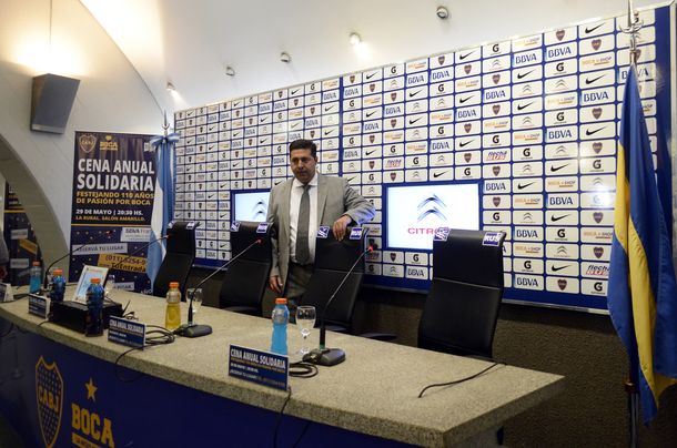 Angelici les da esperanza a los hinchas: Tevez está cerca de volver