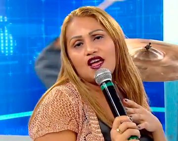 VIDEO: Una mujer cantó en vivo un clásico y su bizarra interpretación dio la vuelta al mundo