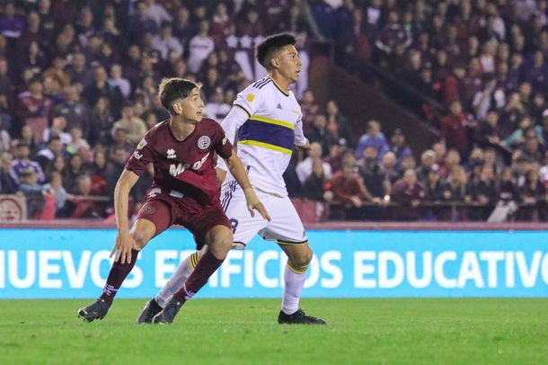 Boca le ganó a Lanús sobre la hora y es líder del torneo